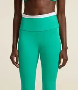 Pantalón legging deportivo color marrón con cintura alta en contraste color blanco. Confeccionado en tejido de poliamida y elastano, de ajuste ceñido al cuerpo.