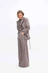 Blazer gris a rayas con solapa de volados, manga larga y lazo ajustable en la cintura.