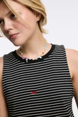 Vestido corto a rayas horizontales blancas y negras, sin mangas y con cuello redondo.