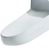 Sandalias tipo ojota Adidas Adilette Aqua, color blanco con tres franjas negras en la tira superior.