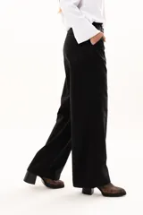 Pantalon de vestir negro de corte recto y tiro alto, con bolsillos laterales y cierre frontal con cremallera y boton.