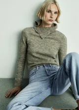 Jeans de tiro medio y corte recto en denim de algodón celeste claro, con diseño crop y bajo deshilachado.