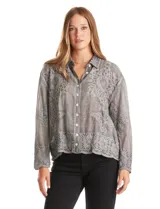 Camisa de algodón color gris con bordados florales en el frente y las mangas. Tiene cuello con solapa y cierre frontal con botones.