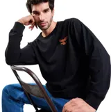 Remera de manga larga Volcom color negro, con cuello redondo y pequeño estampado de un águila en el pecho.
