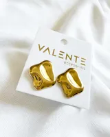 Aros cuadrados de acero inoxidable color dorado con diseño irregular.