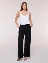 Pantalón de vestir de tiro alto, color beige, con corte wide leg y pinzas frontales.
