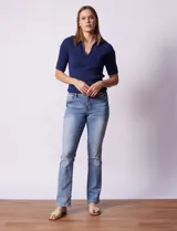 Jean de corte recto, color azul lavado, con cierre frontal y botón metálico. Presenta bolsillos funcionales en la parte delantera y trasera, con costuras reforzadas y pasadores para cinturón en la cintura.