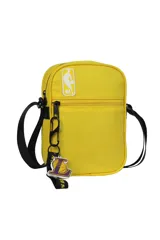 Morral deportivo color amarillo con correa negra ajustable. Presenta el logo de la NBA en la parte superior y un llavero colgante con el logo de los Los Angeles Lakers.