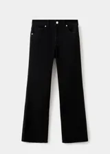 Jeans flare negros de tiro medio, confeccionados en denim elástico con diseño crop, trabillas para cinto, cinco bolsillos y cierre frontal con cremallera y botón.