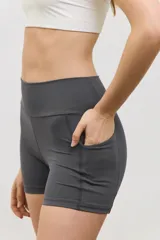 Minishort deportivo de tiro alto con bolsillos laterales, confeccionado en tejido elastizado de compresión media.