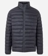 Campera puffer ultraligera de cuello alto con cierre frontal por cremallera y bolsillos laterales. Diseño acolchado con acabado liso.