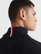 Sweater de cuello tortuga Tommy Hilfiger confeccionado en mezcla de algodón Pima y cachemira. Presenta un diseño de corte regular con cuello, puños y bajo de punto canalé, y el logo de la marca bordado en el pecho.