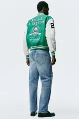 Pantalón jean de corte holgado estilo loose, tiro bajo y piernas anchas, confeccionado en denim de algodón grueso con efecto deslavado.