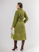 Tapado de paño sofisticado con solapas clásicas, cierre frontal de botones y bolsillos laterales. Presenta un diseño de corte recto y estructura elegante.