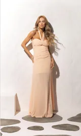 Falda midi color celeste, de corte recto y confeccionada en tejido ligero.