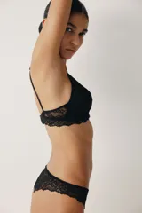 Pack de dos bombachas tipo brazilian de encaje negro, con tiro bajo, cintura en V, refuerzo interior y corte alto atrás.