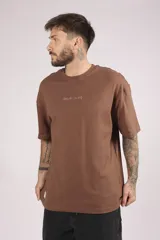 Remera blanca de algodón con cuello redondo, corte holgado y estampado pequeño en el frente.