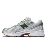 Championes New Balance modelo 740, color blanco con detalles en verde y plateado, confeccionados con capellada de malla transpirable y superposiciones sintéticas. Cuentan con tecnología ABZORB en la entresuela para mayor amortiguación y suela de goma con tracción.