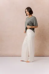 Pantalón de pierna recta y silueta amplia color crudo, con cintura elástica y cordón regulable.
