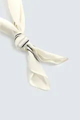 Pañuelo cuadrado de algodón color beige/tostado con doble borde cosido en hilo negro contrastante.