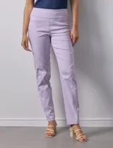 Pantalón celeste en gabardina elastizada marca Zac & Rachel. Pretina ancha con faja interna modeladora. Largo de pierna con costura frontal pespunteada. Trasera con bolsillos ojal simulados.