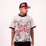 Camiseta blanca oversize de manga corta, con diseño gráfico estilo collage en blanco y negro, estampado frontal en rojo con brillo con la leyenda 'Life Hustlers', y detalles en color negro en cuello y mangas.