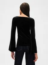 Remera de manga larga con cuello bote, confeccionada en tejido de punto acanalado de textura suave y ajuste entallado.