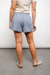 Short de tiro alto a rayas verticales rosas y blancas con elástico en la cintura y bolsillos laterales.