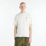 Remera de algodón New Balance International Stamp, color blanco off-white, de corte holgado, manga corta y cuello redondo. Presenta un pequeño estampado gráfico en el pecho con diseño de sellos internacionales y logo de la marca.