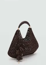 Bolso de mano tipo shopper confeccionado en tejido de papel trenzado color marrón oscuro, con asa superior rígida de poliuretano y detalle de charm colgante lateral.
