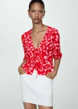 Blusa roja con estampado de flores rosas, escote en V con lazos y mangas 3/4.