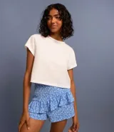 Short pollera de viscosa con estampado floral liberty, corte mini y volado delantero.