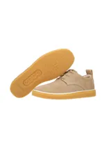 Zapato de vestir negro, estilo derby o blucher, con cordones y suela gruesa de goma texturizada.