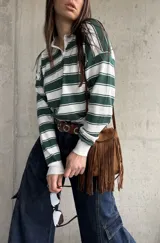 Sweater liviano de punto con diseño a rayas horizontales en color verde y blanco, cuello polo con solapa y mangas largas.