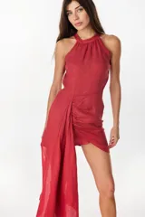 Vestido corto de lino celeste, con escote halter, falda drapeada asimétrica y cierre invisible en el lateral.