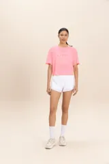 Remera cropped de calce suelto, color rosa, confeccionada en tejido crepé ultraligero y cómodo. Cuenta con tecnología Quick Dry de secado rápido y alta transpirabilidad.