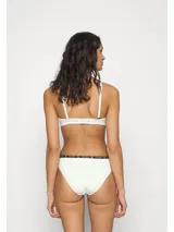 Pack de siete bombachas tipo bikini de tiro medio, confeccionadas en algodón elástico. Presentan una cintura elástica con el logo de la marca repetido en contraste.