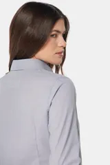 Camisa entallada de manga larga color gris con rayas verticales finas.