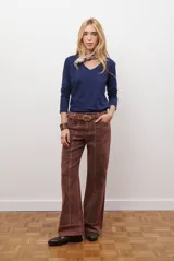 Jean de mujer color bordó, de corte recto y tiro medio, con costuras verticales en la parte delantera y trasera.