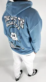 Canguro celeste con capucha, cordones blancos y bolsillo delantero tipo canguro. Estampa frontal con dibujo de nube con auriculares y texto "Tune out the negative thoughts".