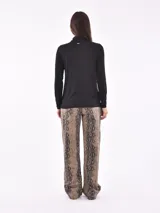 Polera de manga larga en color negro, con cuello alto y ajuste cómodo.