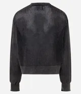 Suéter de punto texturizado color gris oscuro, con cuello redondo, mangas largas y detalle jacquard localizado en el pecho. Confeccionado en algodón.