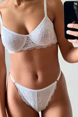 Bombacha colaless de encaje blanca con tiras ajustables.