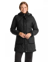 Campera capitoneada de corte largo, color negro, con cierre frontal oculto y botones a presión. Presenta cuello alto y puños en tejido elastizado, bolsillos frontales amplios y forro interno.