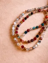 Collar de piedras semipreciosas facetadas en forma hexagonal, con cierre bañado en oro 18k.