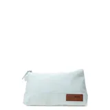 Necessaire de tela color verde menta con cierre superior y etiqueta de cuero sintético marrón con logo de la marca en la parte inferior.