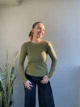 Remera verde oliva de morley felpa con canalé ancho y costuras en contraste.