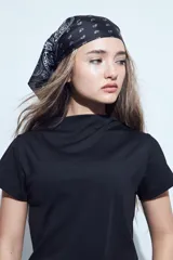 Top de manga corta con cuello alto, de calce ajustado y diseño minimalista.
