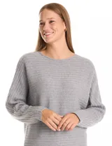 Buzo de punto acanalado horizontal con textura suave. Presenta un calce holgado, escote a la base y diseño de manga japonesa con caída fluida.