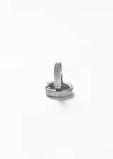 Aros tipo huggies de plata 925, con diseño circular adornado con una hilera de zirconias brillantes incrustadas.